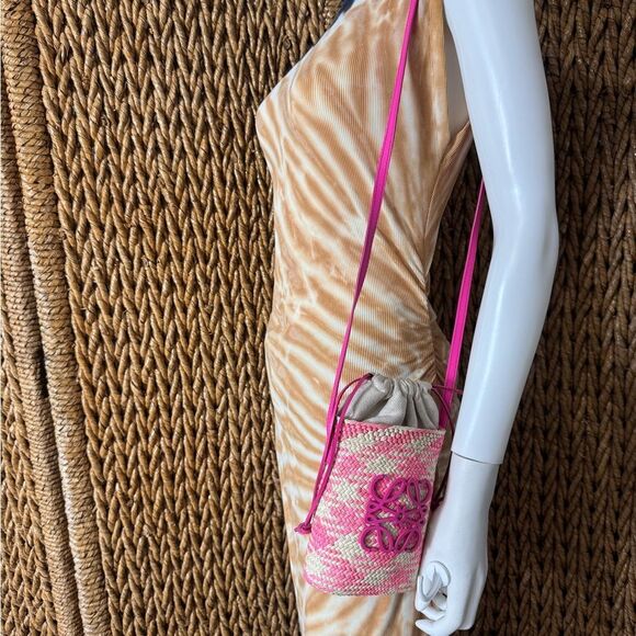 Loewe Iraca Palm Calfskin Anagram Bucket Bag - Picture 11 of 12